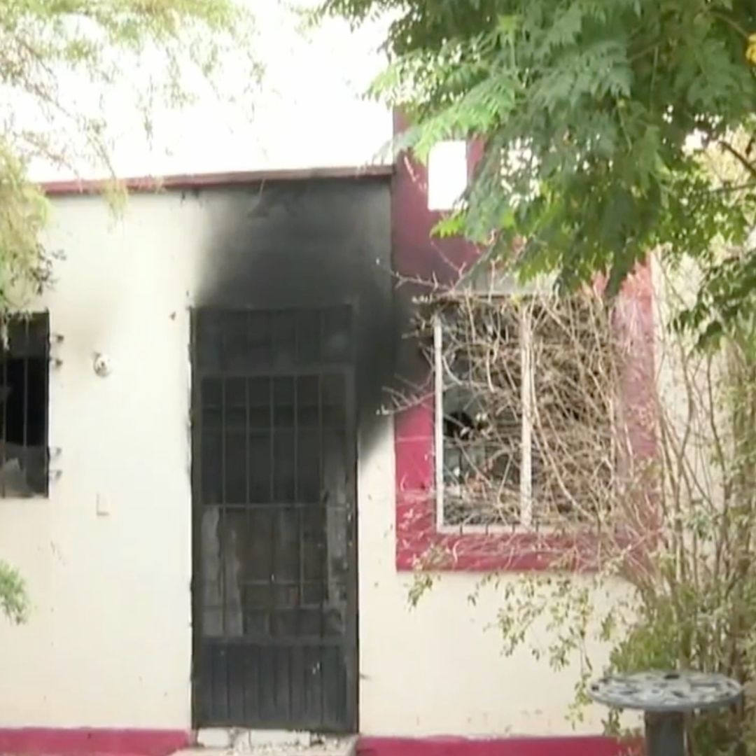 Elementos del Departamento de Bomberos acudieron al domicilio para controlar el incendio.